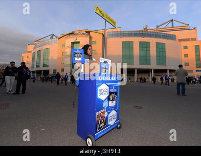 Ein Programm-Verkäufer außerhalb STA CHELSEA V MANCHESTER UNITED STAMFORD BRIDGE Stadion LONDON ENGLAND 13. März 2017 Stockfoto