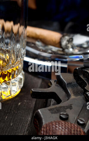 Thompson-Pistole, Revolver, Zigarre auf Aschenbecher, Whiskeyglas Stockfoto