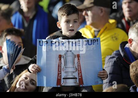 JUNGE HUDDERSFIELD FAN mit bis HUDDERSFIELD TOWN V MANCHESTER JOHN Smiths Stadion HUDDERSFIELD ENGLAND 18. Februar 2017 Stockfoto
