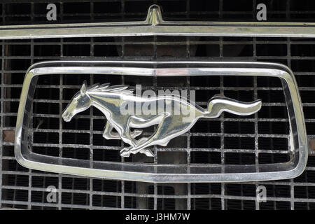 Ford Mustang Grill Kühlerfigur aus der Zeit von 1964-1968 Stockfoto