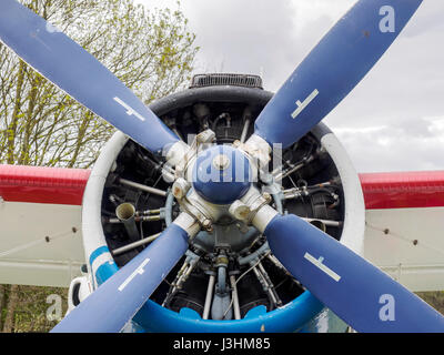 Eine russische Antonov An-2TP Doppeldecker Baujahr 1949 für Personen-und Güterverkehr gebaut. Im Besitz dieses Privcately Beispiel Airfield Popham basiert. Stockfoto