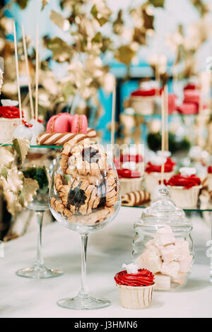 Dessert süße leckere Cupcakes, Cookies In Schokoriegel auf Tisch. Leckeres süßes Buffet. Hochzeitsdekorationen Stockfoto