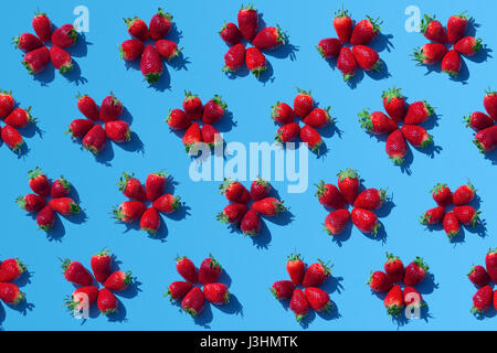 Erdbeeren auf blauem Hintergrund Stockfoto