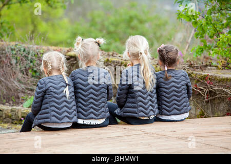 Vier Mädchen mit gleicher Kleidung und Frisur, Deutschland, Europa Stockfoto