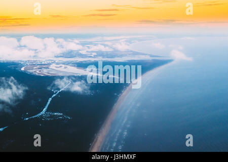 Westliche Dwina mündet in die Ostsee. Fluss trennt den Norden und Kurzeme Bezirk von Riga, Lettland. Blick vom Flugzeug. Sonnenuntergang Sonnenaufgang Ov Stockfoto