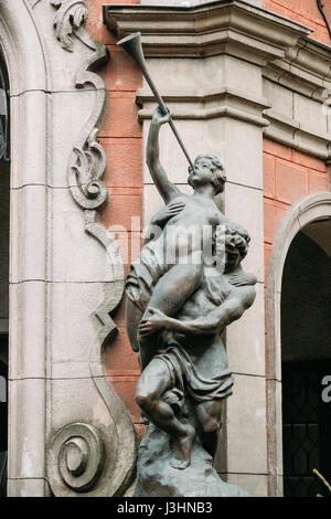 Riga, Lettland - 13. Dezember 2016: Alte Statuen auf der Fassade des alten Kino Gebäude In der Elizabetes Street. Splendid Palace ist das älteste Kino In Riga. Stockfoto