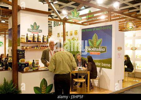 Deutschland, Köln, die ANUGA Speisen und Getränke-Messe auf dem Messegelände im Stadtteil Deutz, Stand der Firma Bioitalia. Stockfoto