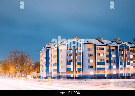 Mehrstöckiges Haus In Wohngegend im Winter Abend oder Nacht. Stockfoto