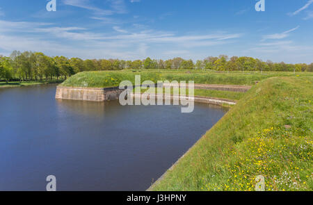 Stadtmauer rund um die historische Stadt Naarden, Niederlande Stockfoto