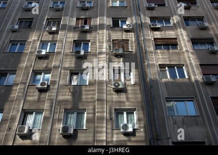 Klimaanlagen außerhalb eines Gebäudes in Thessaloniki, Griechenland Stockfoto