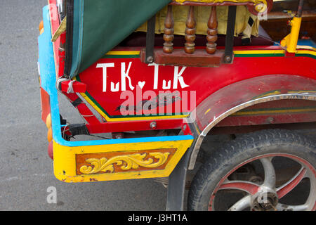 Detail von einem Tuk-Tuk Dreirad Taxi in Phnom Penh, Kambodscha. Stockfoto