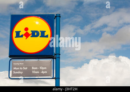 Ein Lidl-Supermarkt-Zeichen gegen blau bewölktem Himmel Stockfoto