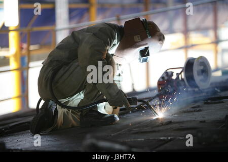 Ein Arbeiter in einer Werft Schweißen Stockfoto