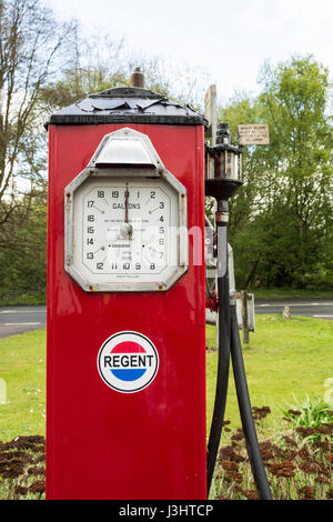 Cadley Garage Retro-Benzinpumpe auf einem Vorplatz in der Nähe von Marlborough in Wiltshire, England, Großbritannien Stockfoto