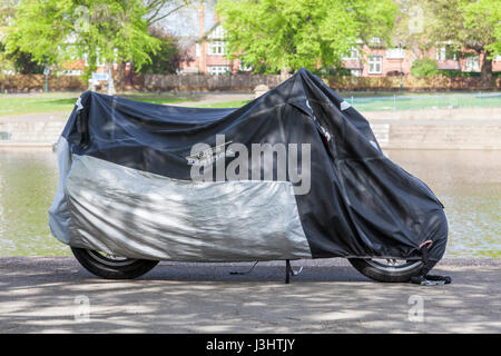 Motorrad Regen. Motorrad abgedeckt für Schutz, England, Großbritannien Stockfoto