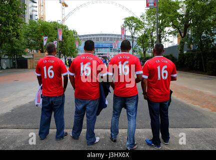 MANCHESTER UNITED FANS mit FA CRYSTAL PALACE FC V MANCHESTER WEMBLEY Stadion LONDON ENGLAND 21. Mai 2016 Stockfoto