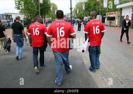 MAN UTD FANS FA CUP SHIRTS CRYSTAL PALACE FC V CRYSTAL PALACE FC V MANCHESTER WEMBLEY Stadion LONDON ENGLAND 21. Mai 2016 Stockfoto