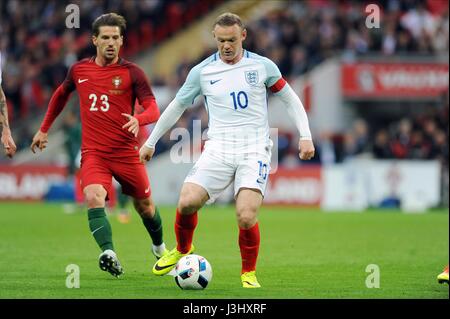 WAYNE ROONEY VON ENGLAND WIRD HERAUSGEFORDERT VON ADRIEN SILVA AUS PORTUGAL, England V PORTUGAL, England V PORTUGAL, internationale freundlich, 2016 Stockfoto