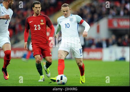 WAYNE ROONEY VON ENGLAND WIRD HERAUSGEFORDERT VON ADRIEN SILVA AUS PORTUGAL, England V PORTUGAL, England V PORTUGAL, internationale freundlich, 2016 Stockfoto