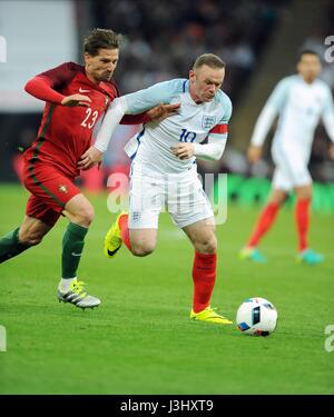 WAYNE ROONEY VON ENGLAND WIRD HERAUSGEFORDERT VON ADRIEN SILVA AUS PORTUGAL, England V PORTUGAL, England V PORTUGAL, internationale freundlich, 2016 Stockfoto