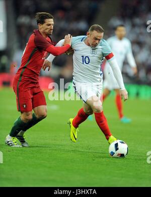 WAYNE ROONEY VON ENGLAND WIRD HERAUSGEFORDERT VON ADRIEN SILVA AUS PORTUGAL, England V PORTUGAL, England V PORTUGAL, internationale freundlich, 2016 Stockfoto