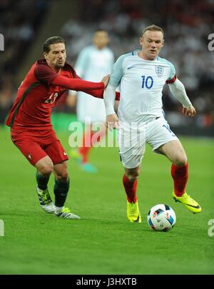 WAYNE ROONEY VON ENGLAND WIRD HERAUSGEFORDERT VON ADRIEN SILVA AUS PORTUGAL, England V PORTUGAL, England V PORTUGAL, internationale freundlich, 2016 Stockfoto