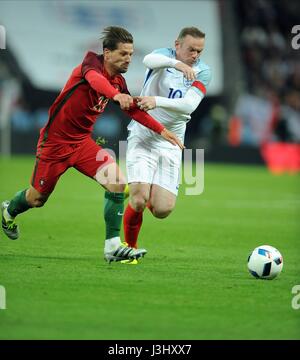 WAYNE ROONEY VON ENGLAND WIRD HERAUSGEFORDERT VON ADRIEN SILVA AUS PORTUGAL, England V PORTUGAL, England V PORTUGAL, internationale freundlich, 2016 Stockfoto