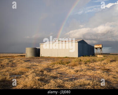 Bauernhof Schuppen mit einem Regenbogen, Western Australia Stockfoto