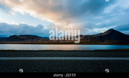 Schöne Landschaft in Island. Landschaft mit Licht und Mountain Range. Stockfoto