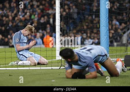 KEVIN DE BRUYNE betet im Ziel MANCHESTER CITY V FC BARCELON ETIHAD STADIUM MANCHESTER ENGLAND 1. November 2016 Stockfoto