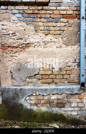 Alten verwitterten Straße Wand und einem Boden. Architektur Detail Hintergrund. Stockfoto