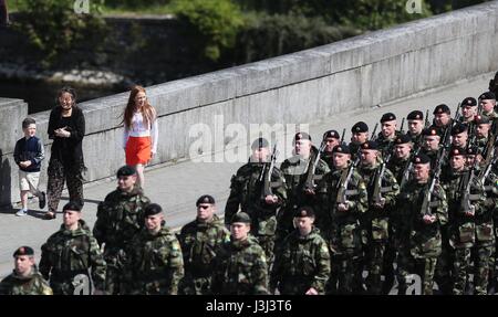 Mitglieder der öffentliche Uhr der 110. Infanterie-Bataillon Marsch zum Custume Kaserne, Athlone, vor ihrer sechsmonatigen Einsatz in Süd-Libanon im Rahmen der United Nations Interim Force in Lebanon (Unifil). Stockfoto