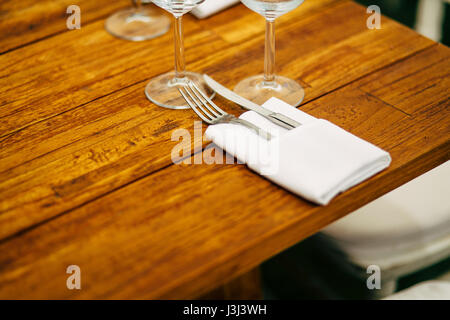 Luxus Tischdekoration.  Design-Details der Luxus-Veranstaltungen. Dinge wie schöne Tabelle Einstellung für das Ereignis bereit. Stockfoto