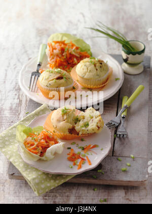 Muffins mit Speck und Käse Stockfoto