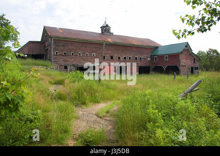 Eine verlassene Scheune und Hof entlang uns Route 3 in Campton, New Hampshire, Vereinigte Staaten Stockfoto