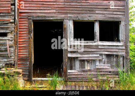 Eine verlassene Scheune und Hof entlang uns Route 3 in Campton, New Hampshire, Vereinigte Staaten Stockfoto