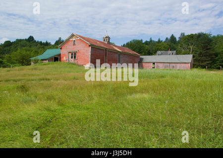 Eine verlassene Scheune und Hof entlang uns Route 3 in Campton, New Hampshire, Vereinigte Staaten Stockfoto