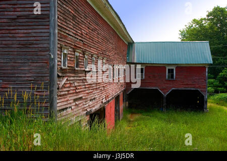 Eine verlassene Scheune und Hof entlang uns Route 3 in Campton, New Hampshire, Vereinigte Staaten Stockfoto