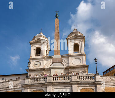 Rom - 31. Oktober 2013: Trinita dei Monti Church auf der spanischen Treppe in Rom, Italien. Mit 138 Stufen insgesamt sind die spanische Schritte von Rom die l Stockfoto