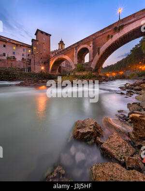Fabricius-Brücke und Tiber Insel am Abend, Rom, Italien Stockfoto