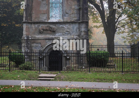 Mausoleum in einem nebligen alten Pioneer Cemetery abgedeckt Stockfoto