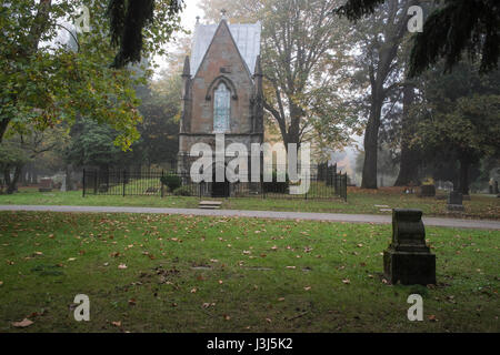 Mausoleum in einem nebligen alten Pioneer Cemetery abgedeckt Stockfoto