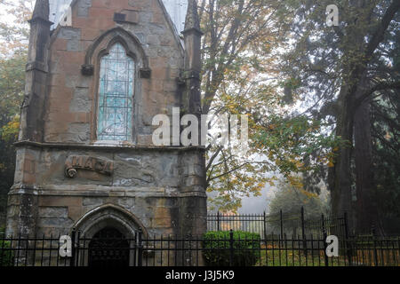 Mausoleum in einem nebligen alten Pioneer Cemetery abgedeckt Stockfoto