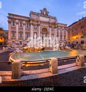 Trevi-Brunnen und Piazza di Trevi am Morgen, Rom, Italien Stockfoto