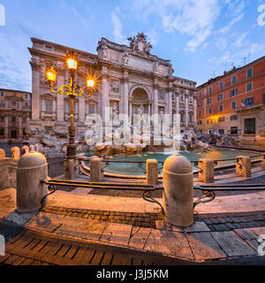 Trevi-Brunnen und Piazza di Trevi am Morgen, Rom, Italien Stockfoto