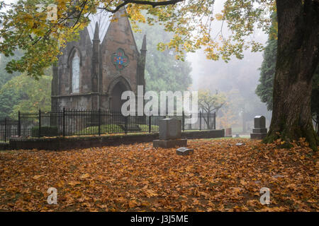 Mausoleum in einem nebligen alten Pioneer Cemetery abgedeckt Stockfoto