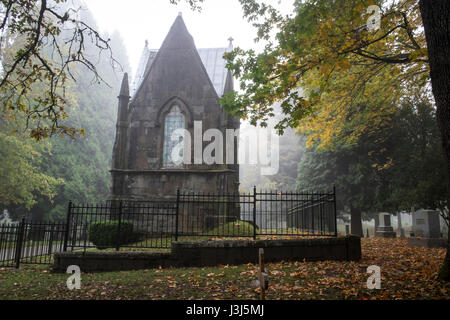 Mausoleum in einem nebligen alten Pioneer Cemetery abgedeckt Stockfoto