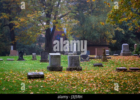 Alten Pioneer Cemetery und Grabsteine im Nebel Stockfoto