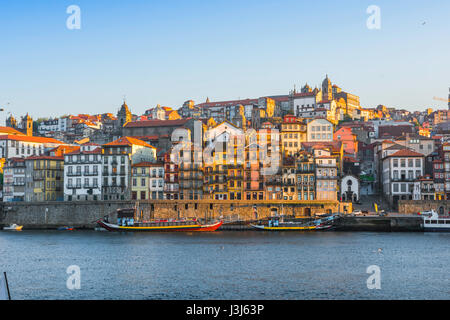 Ribeira Porto Portugal, Blick im Sommer auf einen Sonnenaufgang beleuchtet die historische Altstadt Ribeira Bezirk im Zentrum von Porto, Portugal Stockfoto