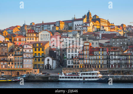 Ribeira Porto Portugal, Blick auf einen sommerlichen Sonnenaufgang, der die historische Altstadt von Ribeira im Zentrum von Porto, Portugal beleuchtet. Stockfoto